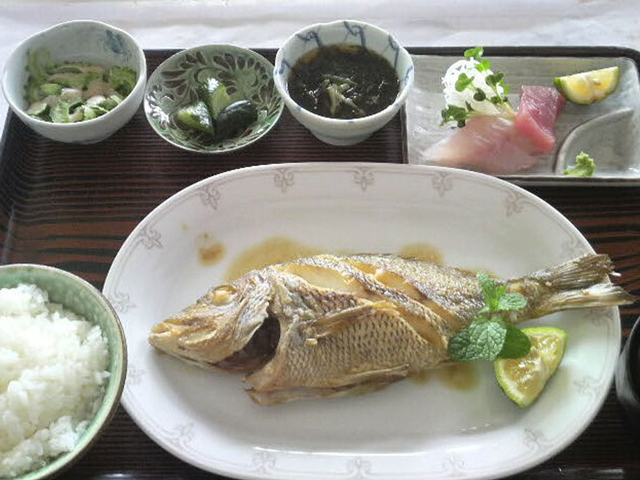 仲泊海産物料理店の画像